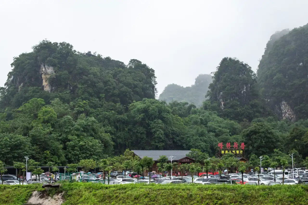 巨保朋珠宝定制服务流程解析:高端翡翠吊坠与戒指的设计实践